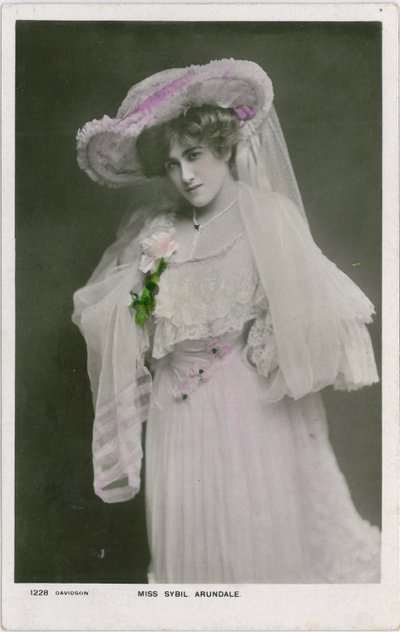 Berühmtheiten der Bühne: Miss Sybil Arundale, ca. 1903-08 (koloriertes Foto) von English Photographer